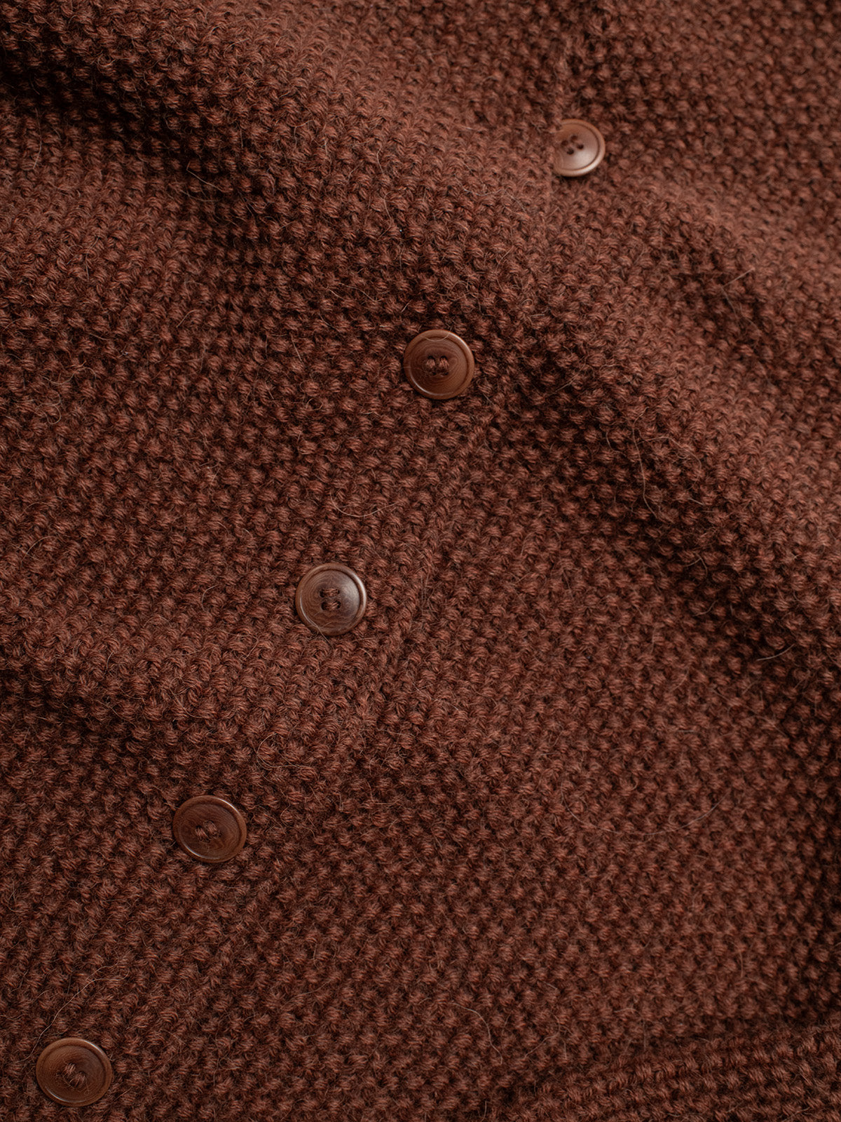 
            ERIN / HANDSTRICK / REHBRAUN